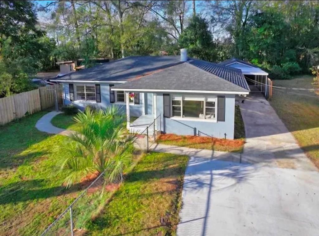 Just north of downtown Thomasville, this refreshed home offers 3 beds, 1 bath, LVP flooring, laundry room along with a very efficient kitchen with stainless appliances. Whether you want to use the garage for your car or a shop, it is perfect for either.  Fenced yard, covered porch in the front and covered patio in the back is perfect for entertaining a crowd.  Convenient to the downtown area or the bypass is a win-win! Interested in taking a tour?