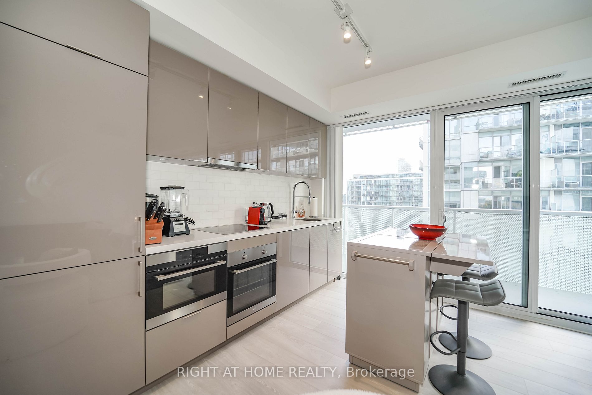 15 E Queens Quay 707