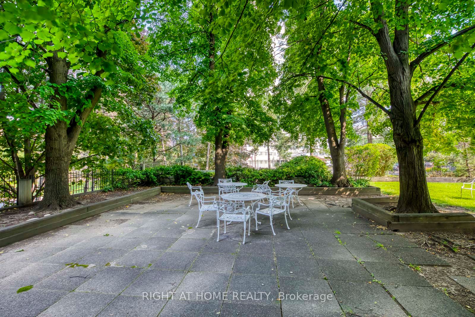 3700 Kaneff Cres 1412