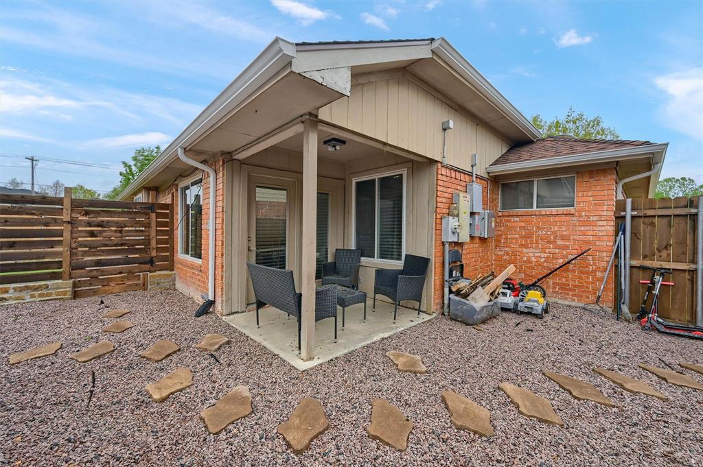 1933 Lakeview Circle