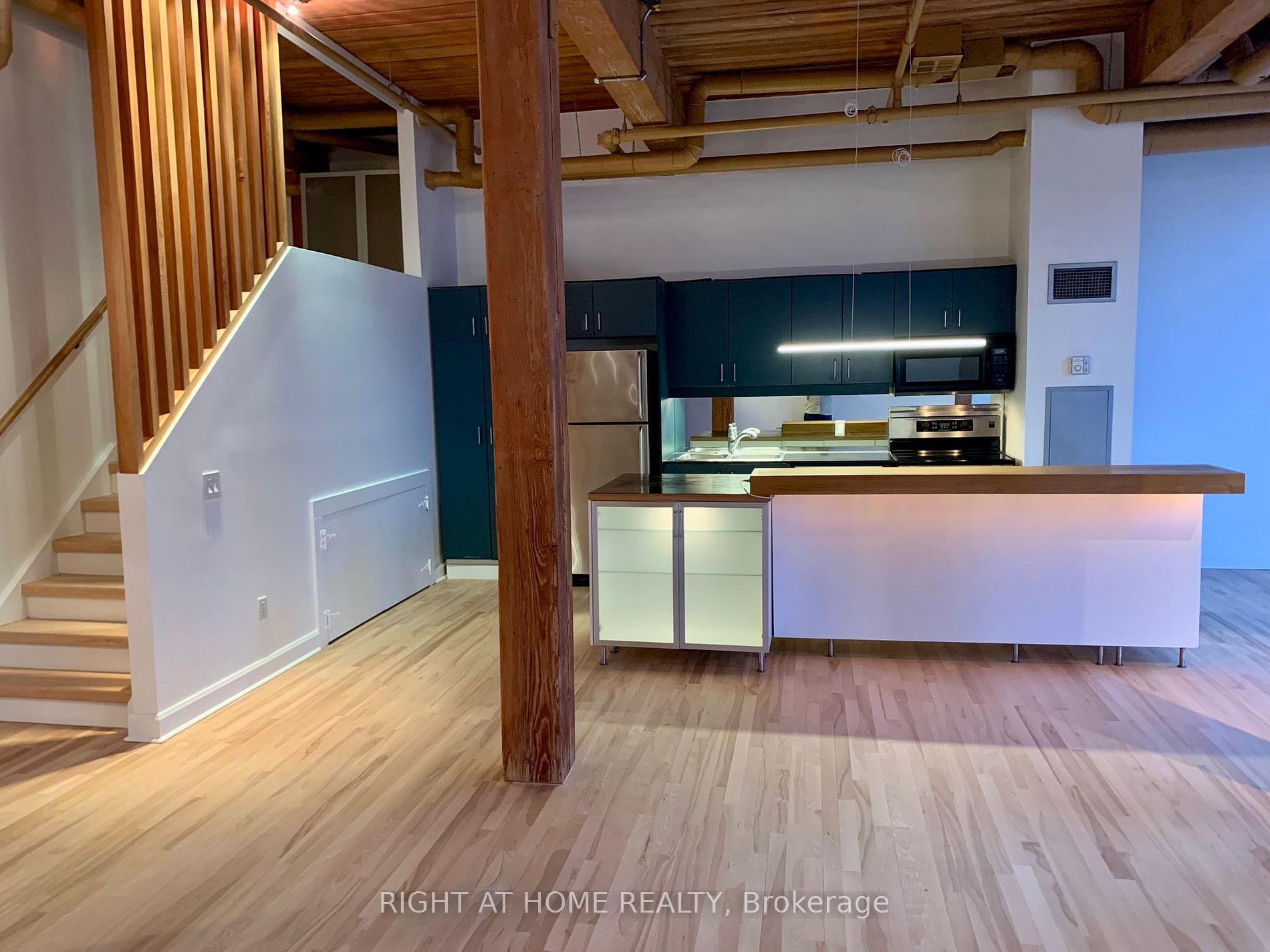 993 W Queen St 413