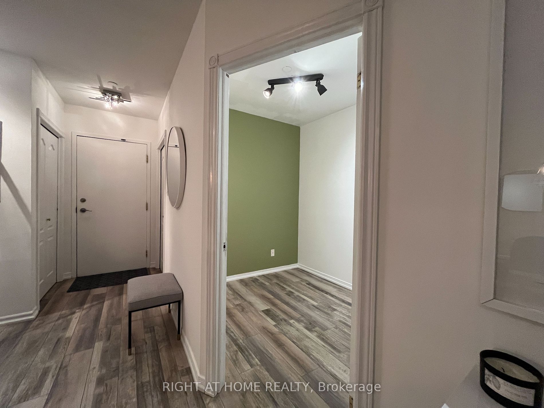 393 King St 1106