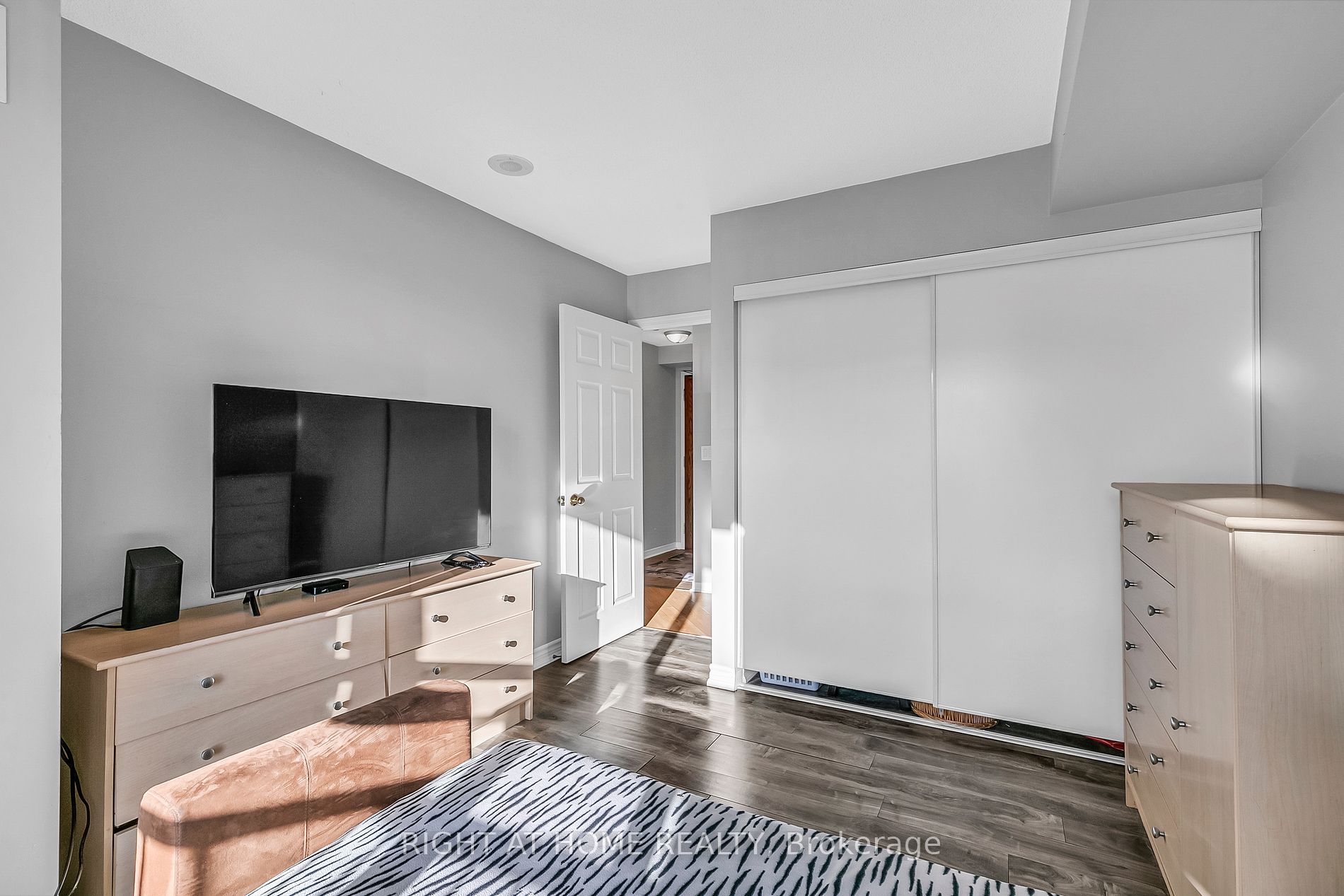 185 Oneida Cres 320