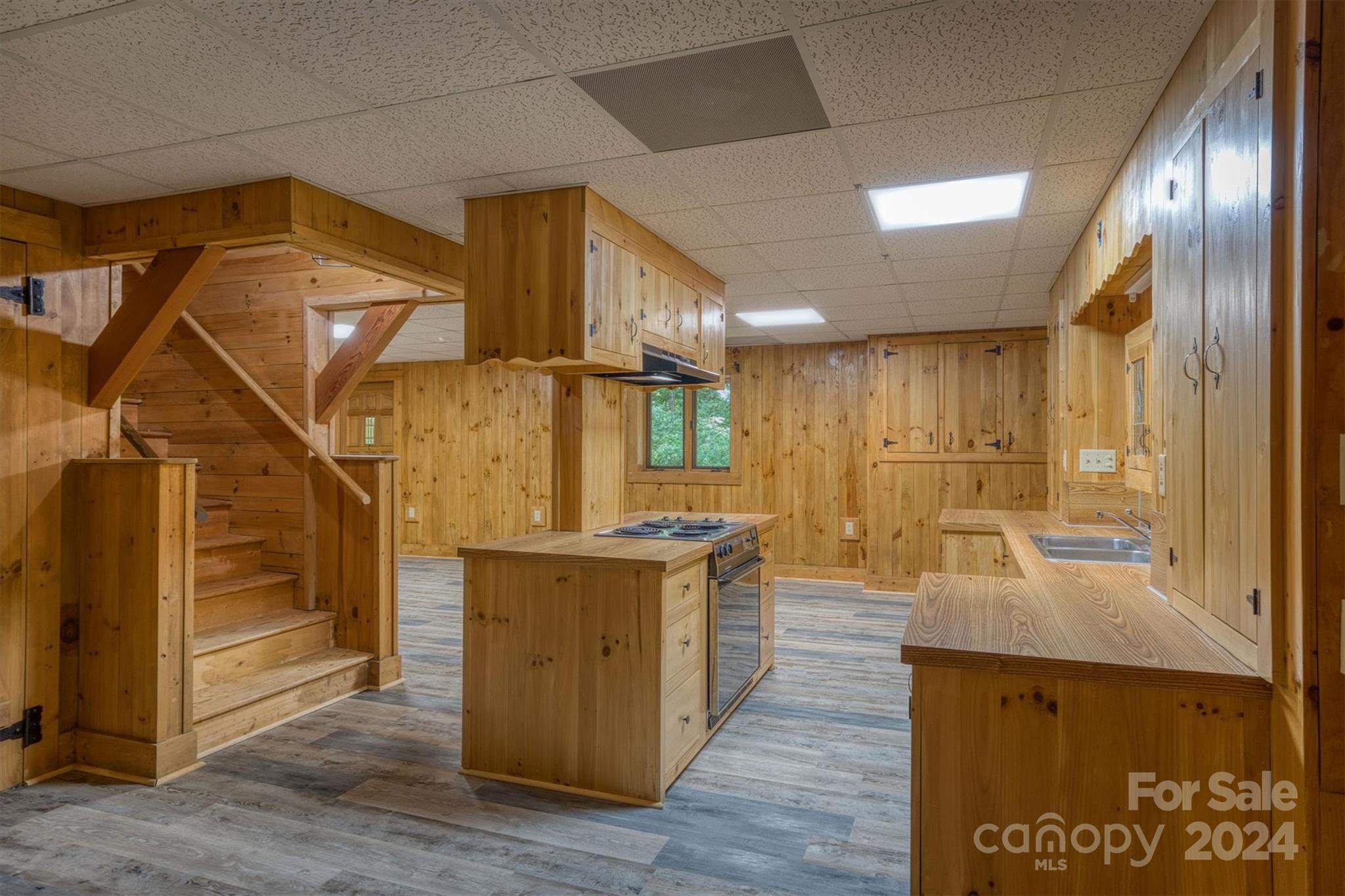 304 Tomlinson Court NE