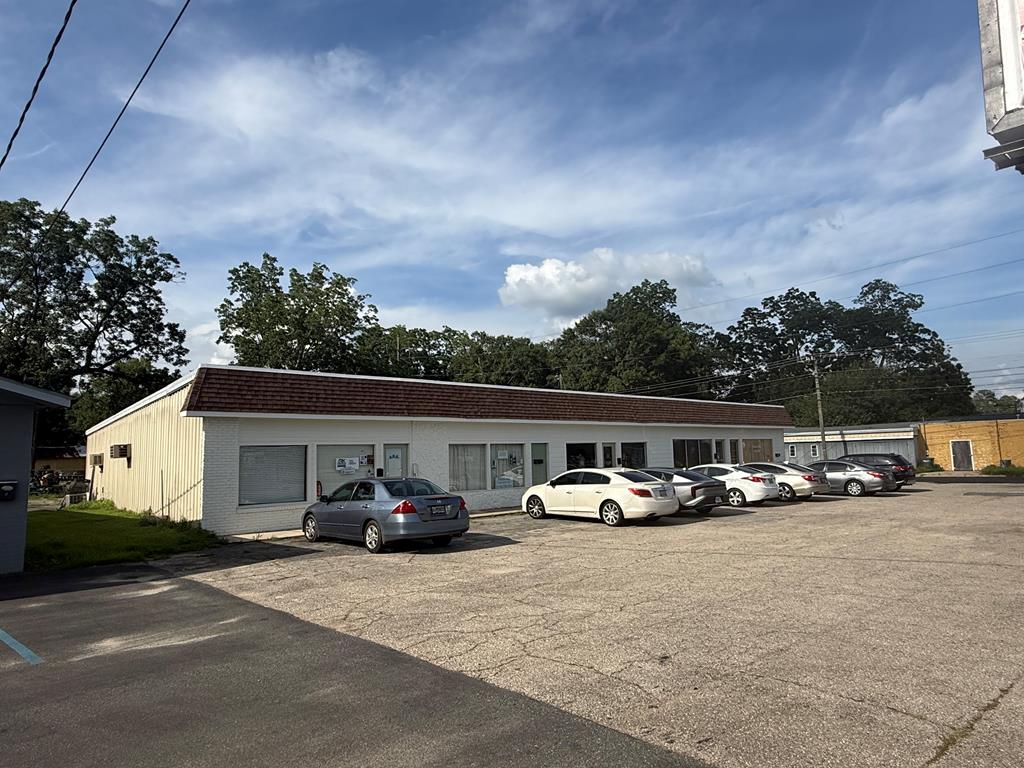 Commercial Investment Opportunity – Thomasville, GA  Excellent opportunity to own a 100% leased five-unit neighborhood shopping center in a high-visibility location on US Highway 84 (Smith Avenue), directly across from the famous Thomasville Farmers Market and just on the outskirts of downtown Thomasville.  Property Highlights:  Five commercial units All units currently leased Current rent: $935 per unit, per month Annual gross rental income: $56,100 Asking Price: $550,000 2025 Property Taxes: $2,437.88 All tenants are on one-year leases Long-term tenant history with future value-add potential This is an excellent opportunity for investors seeking stable cash flow with upside potential in one of Thomasville's busiest commercial corridors.  Contact your favorite REALTOR for additional information or to request financial details.  Seller is a licensed real estate agent in the State of Georgia (License #340473).