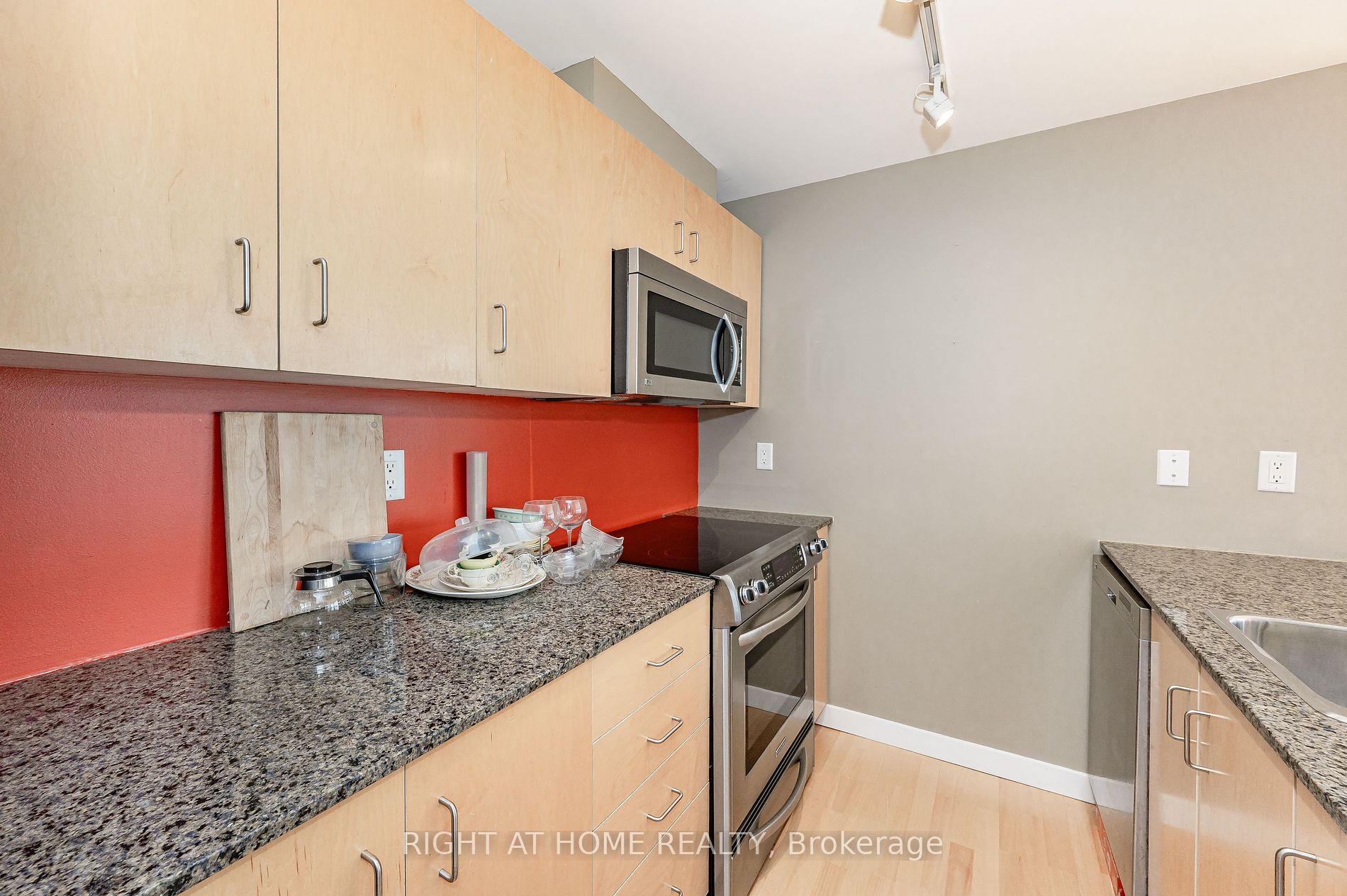 281 Mutual St 1701
