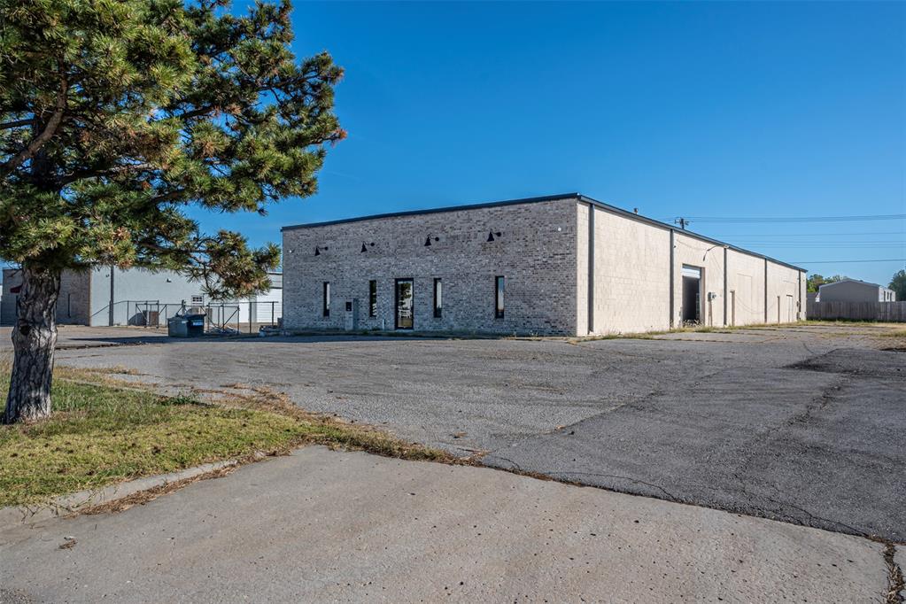 Offering functionality and flexibility, this property includes approximately 1,400 square feet of air conditioned office with a welcoming reception area, 6 private offices, two bathrooms, and a conference room, paired with approximately 6,000 square feet of warehouse space featuring a 14 ft overhead door. Set on 0.41 acres near N. Flood Avenue in Norman, OK. This location provides quick access to I-35 and Max Westheimer Airport. Zoned I-1 for light industrial use, the building accommodates a variety of business types. A new TPO roof was installed in the Spring of 2022. Don't miss this exceptional opportunity - contact us today for details.