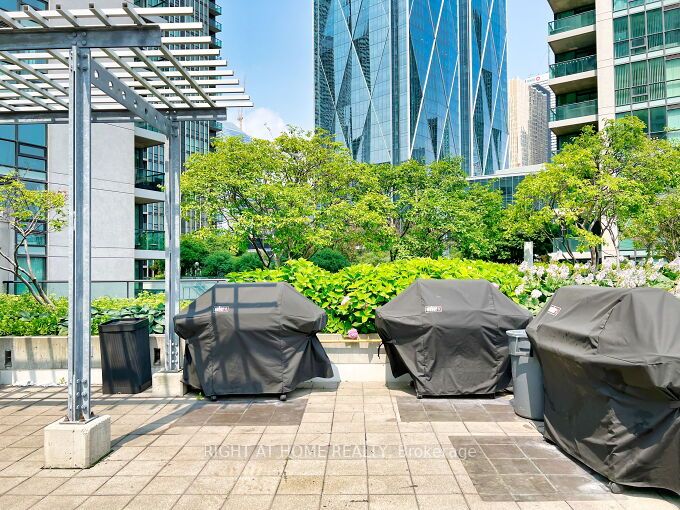 16 Yonge St 803
