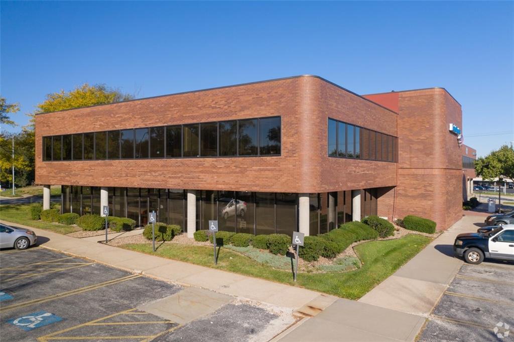 8320 N Oak Trafficway