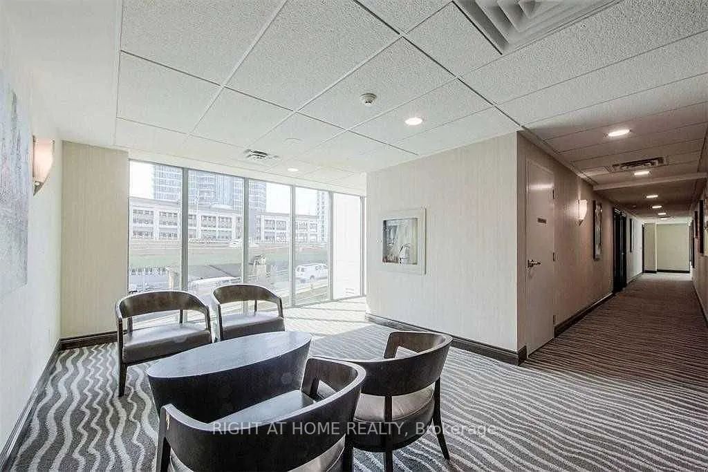 19 Grand Trunk Cres 305