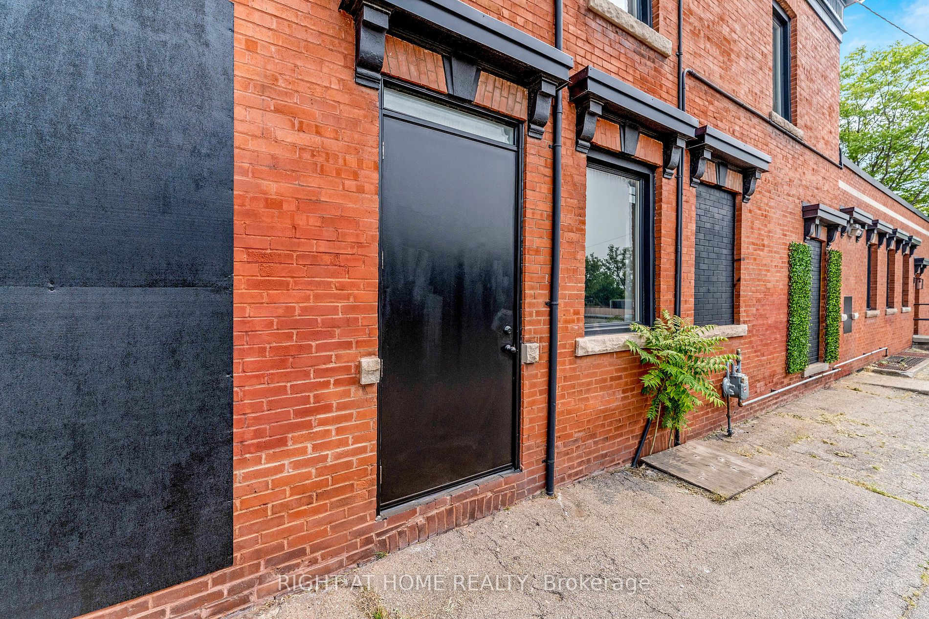 262 N Ottawa St Main