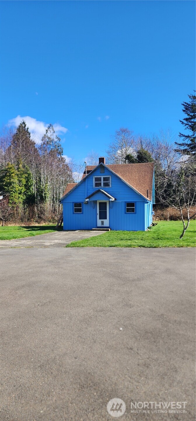 Great 1930's Charm, just waiting for it's new owners. This charmer needs some love and attention to revive it. They don't make charm like this anymore. Go take a look and you'll fall in love with the potential.