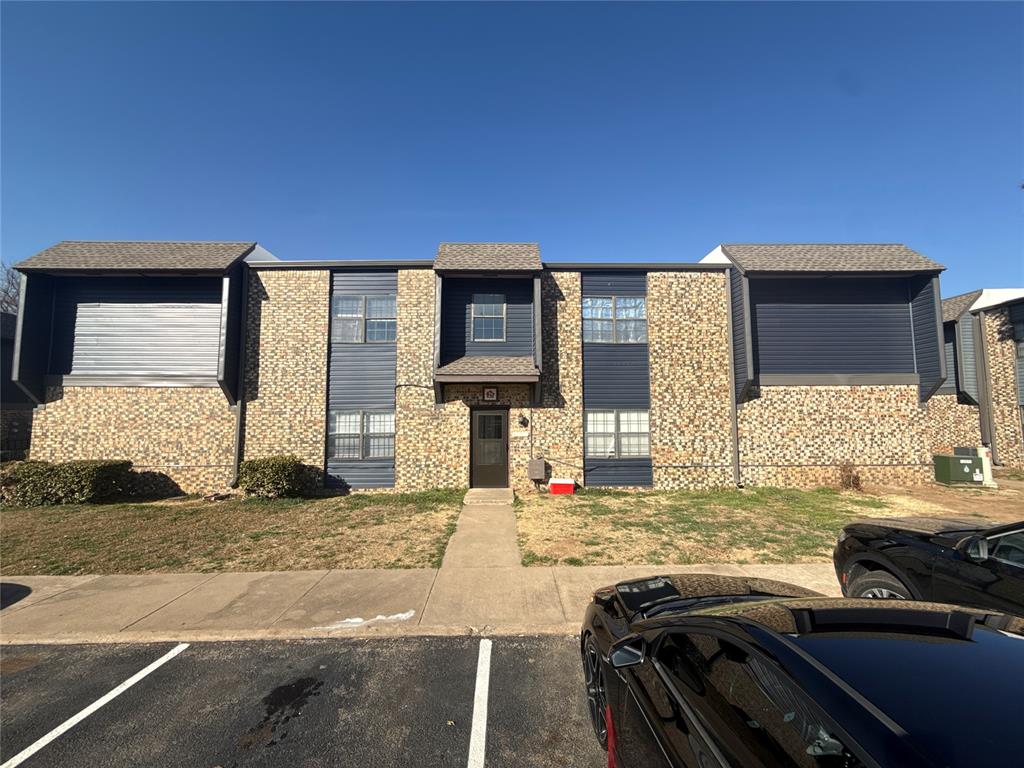 Welcome home to Cottonwood Ridge! This 2 bedroom 1 bathroom condo is tenant occupied. A great opportunity for investors, the unit is priced to sell and is available for as-is purchase only. Your renters will love this location, close to shopping, gas, restaurants and the University of Oklahoma campus. Water, trash, sewer, exterior maintenance, common areas, community pool are included in monthly HOA fees. More units are available from the same seller for those interested in growing their rental portfolio in this busy college town.