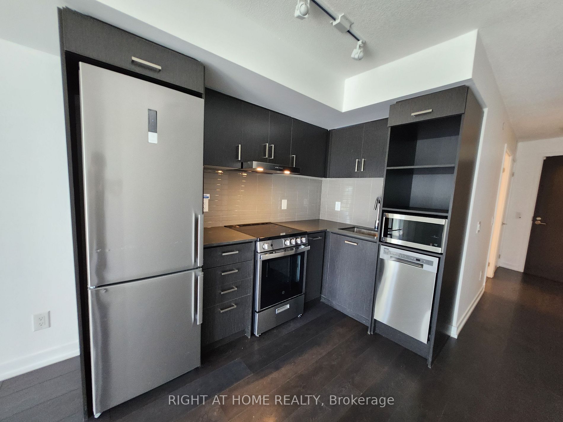 219 E Dundas St 805