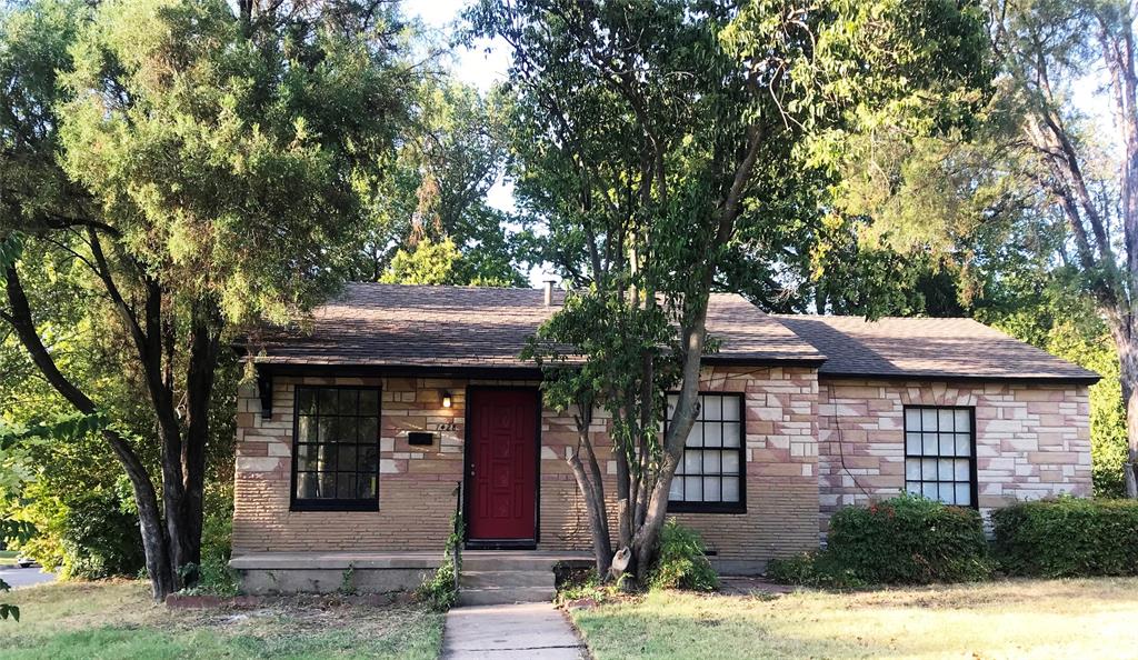 ****************************** DON'T MISS OUT   ******************************
Awesome home on a beautiful large corner lot in Ridglea West. There is a separate garage and storage shed. Foundation has been corrected. Completed updates include laminate flooring throughout, lighting, ceiling fans and bath. Close to Ridglea Golf Course.  Near schools, shopping and Public Transit
Small repairs and new blinds to be completed. No FHA, VA Loans please

Public Driving Directions: From 377, Exit Southwest Blvd Tx 183, right on Gaston home is on corner of right-side corner of Gaston & Fairfax