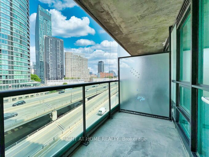 16 Yonge St 803