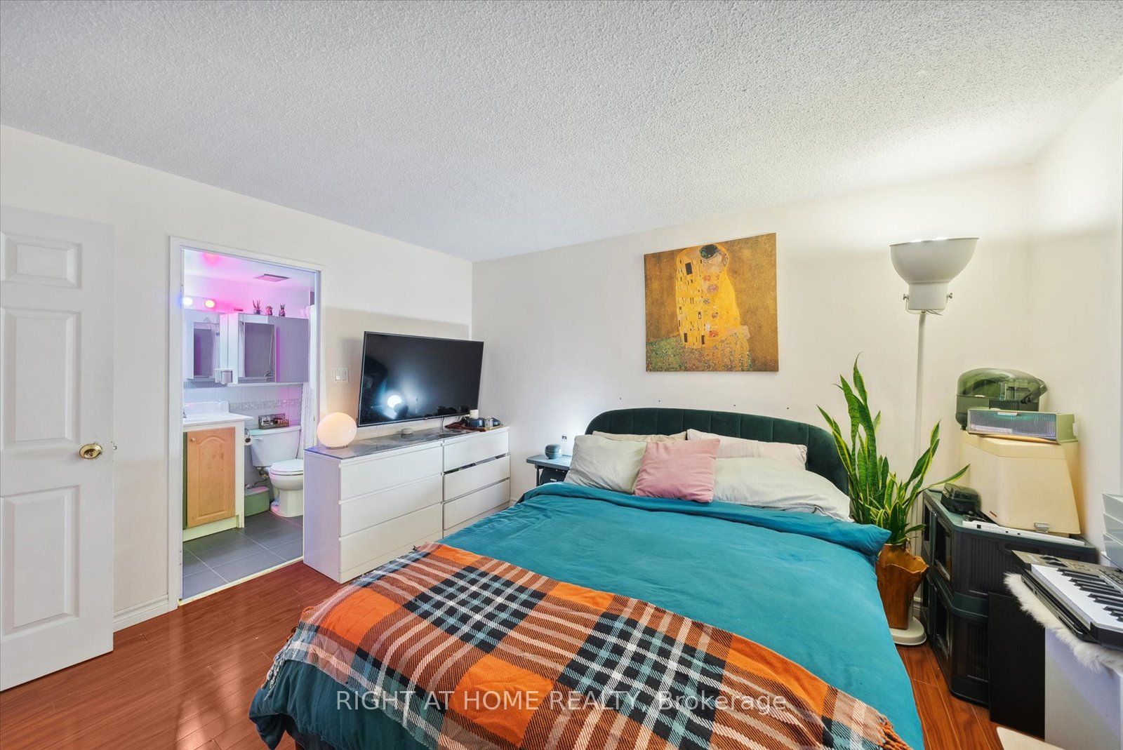 633 Bay St 1407
