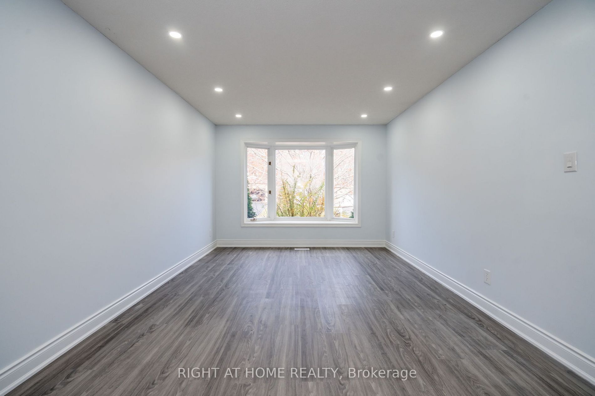 1052 Dina Cres