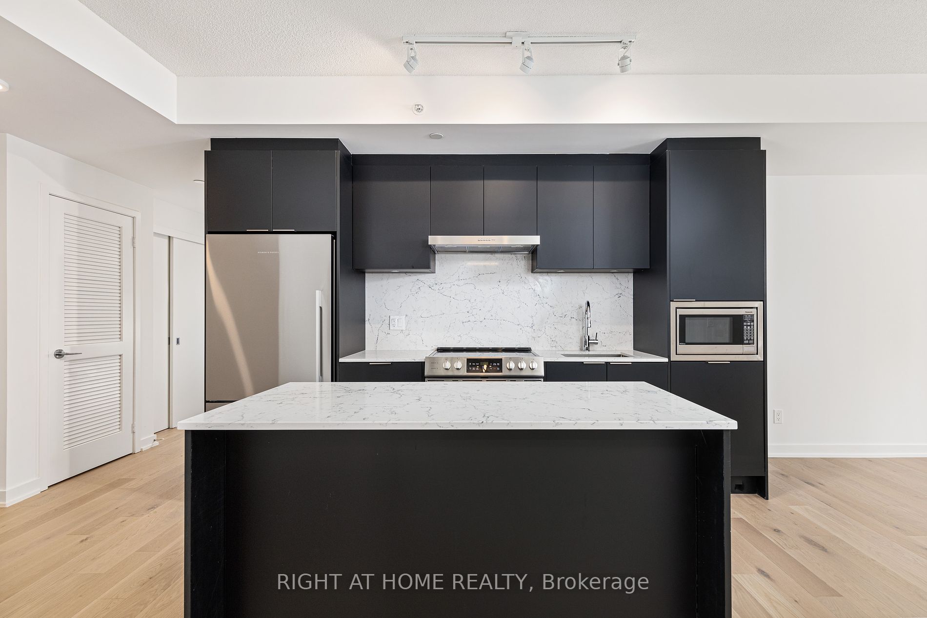 25 E Richmond St 315