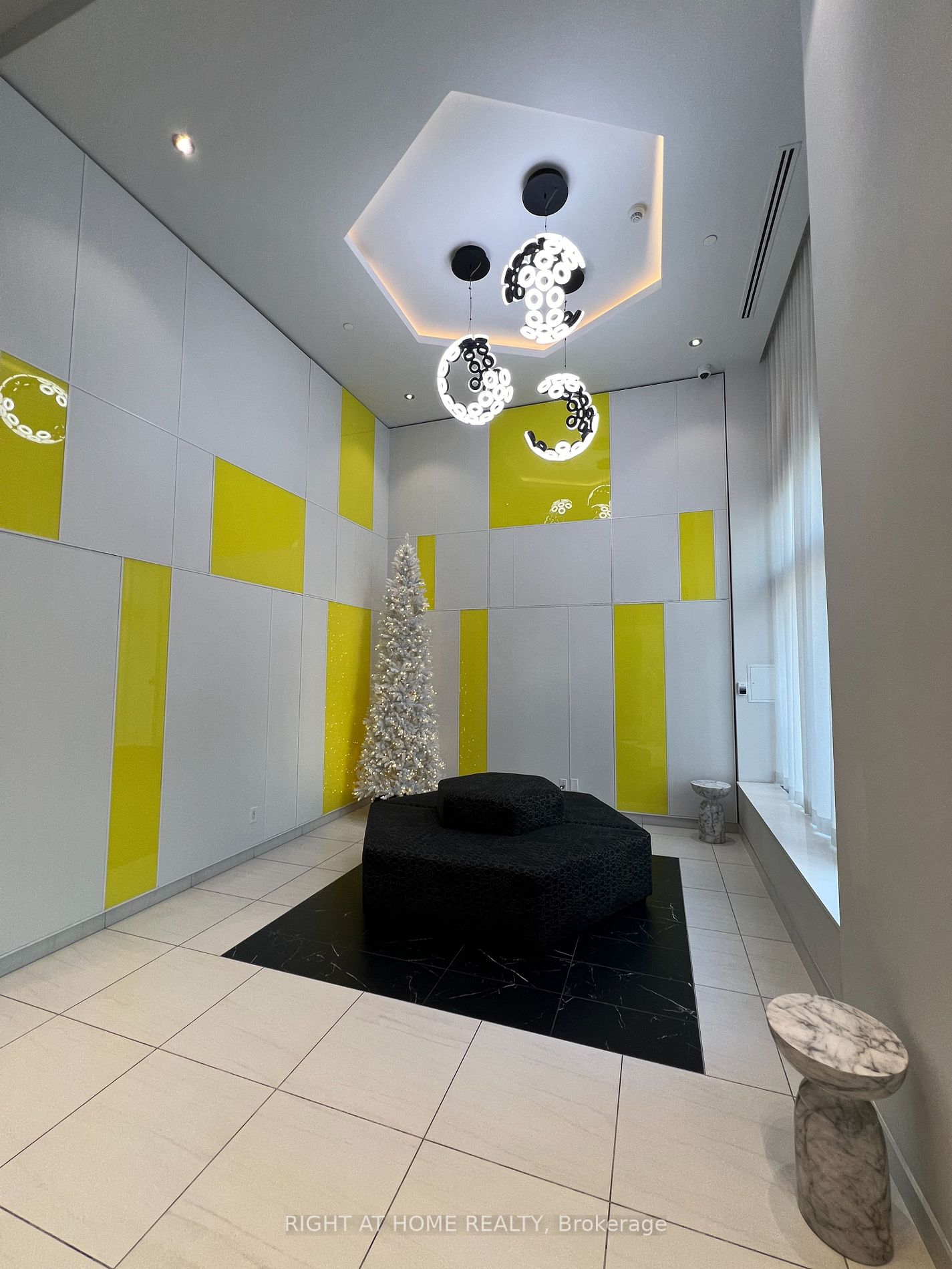 159 E Wellesley St 2404