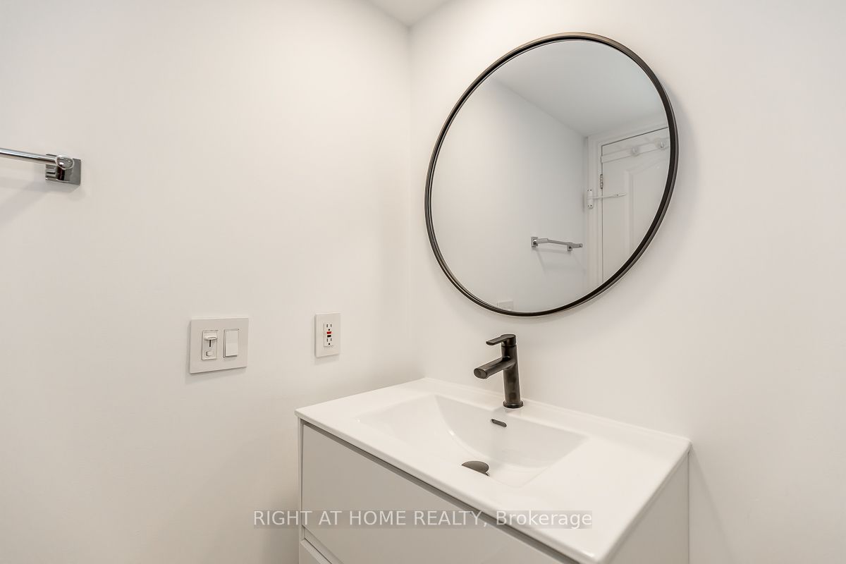 2 Alexandra Blvd 303