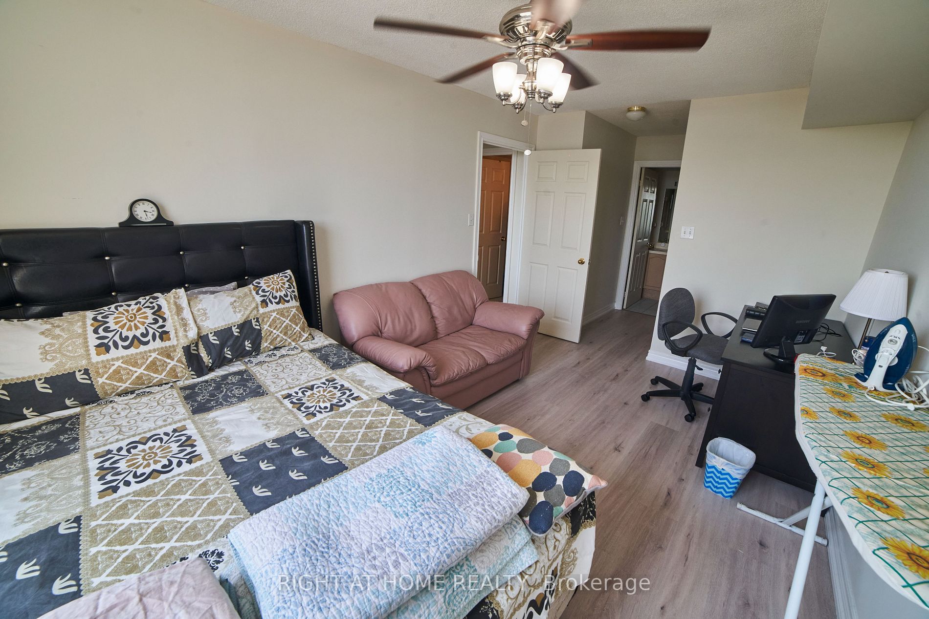 1700 E Eglinton Ave 609