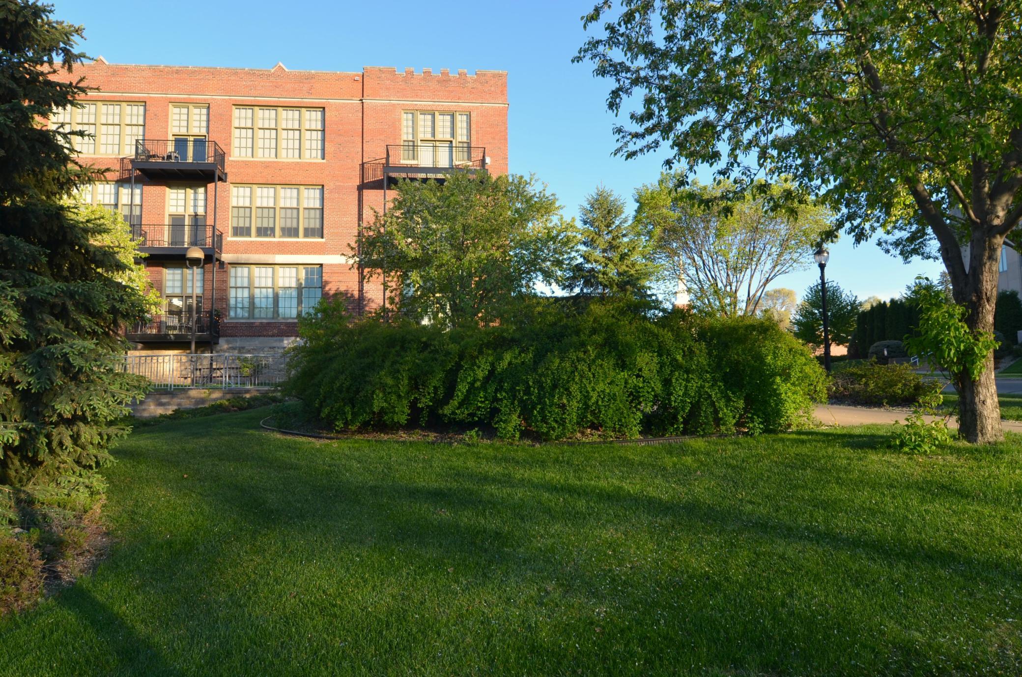 523 East Avenue 102