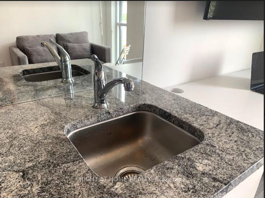 1900 N Simcoe St 604