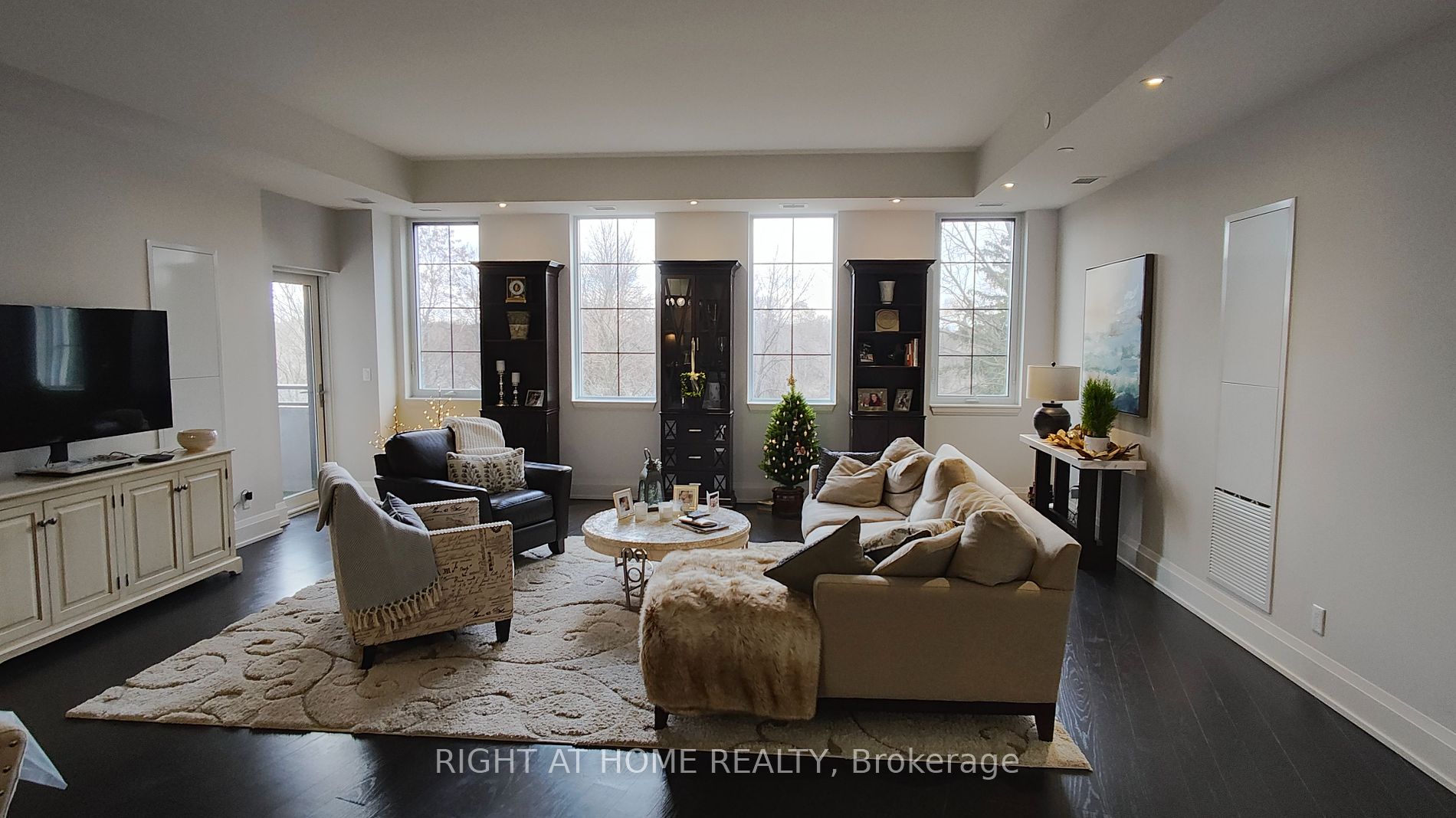 20 Fred Varley Dr 330