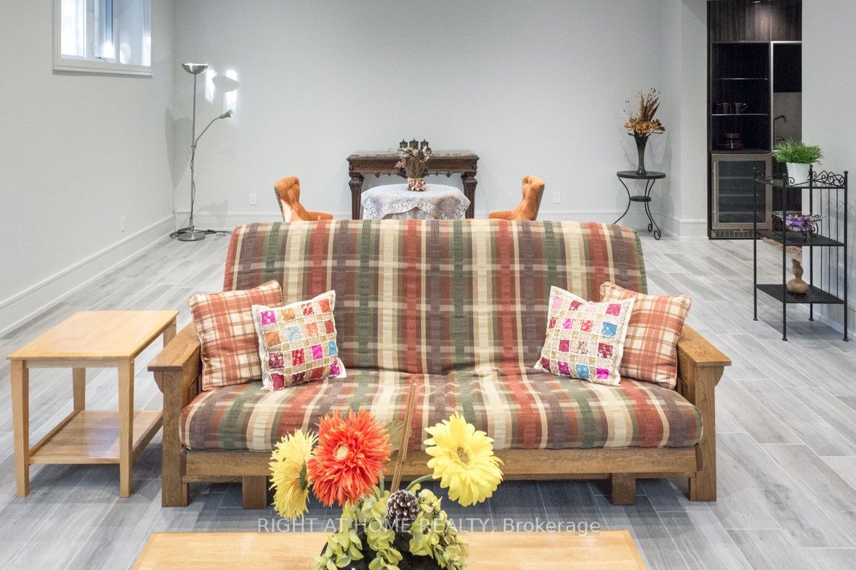 214 Patrica Ave Lower