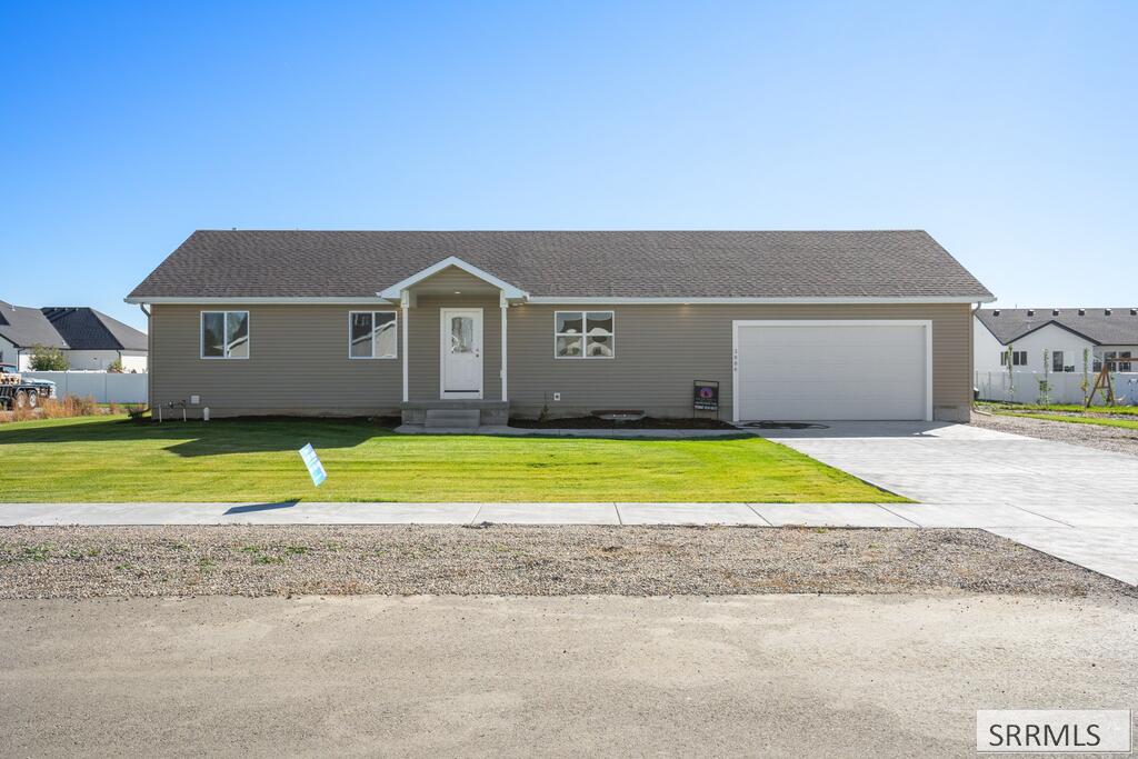 3886 E Walnut Way