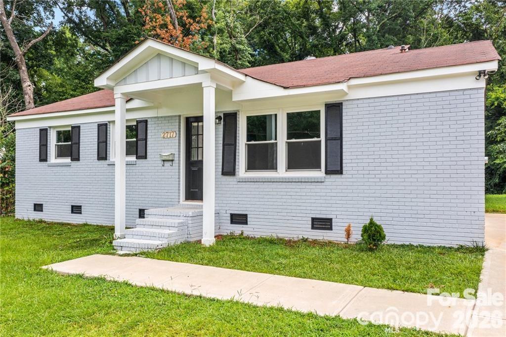 This wonderful property has 2 spacious bedrooms and one full bathroom and a half. A fenced backyard providing you some additional privacy and plenty space to enjoy during the weekend.