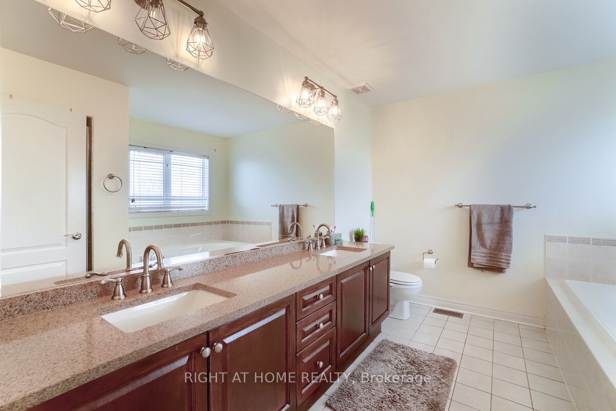 3020 Hawktail Cres L5M 6W3