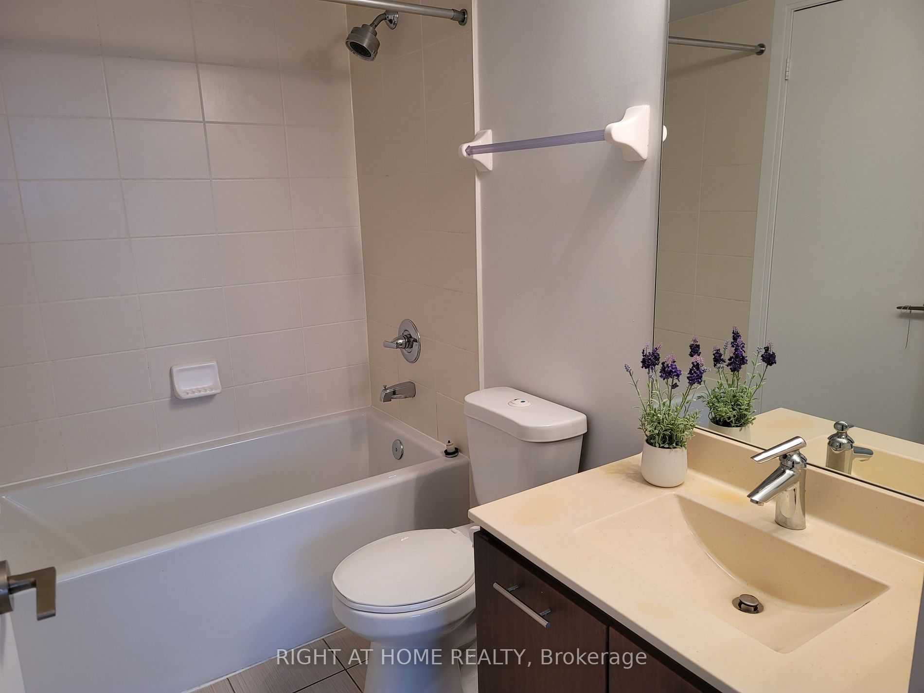 125 Village Green Sq 2001
