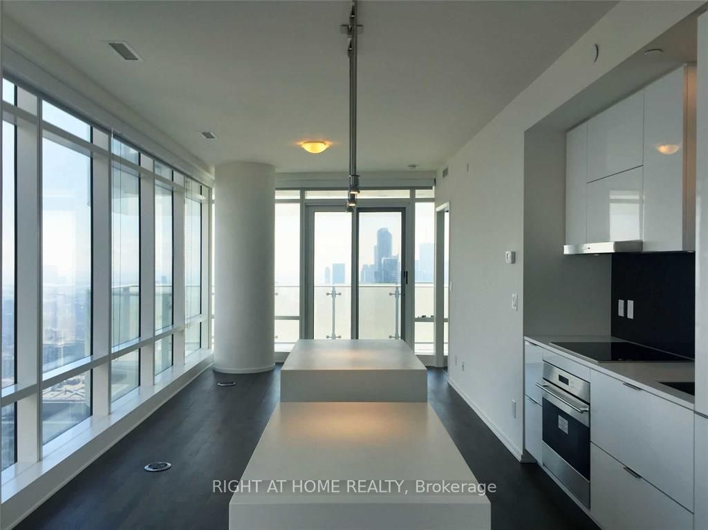 1 E Bloor St 5704