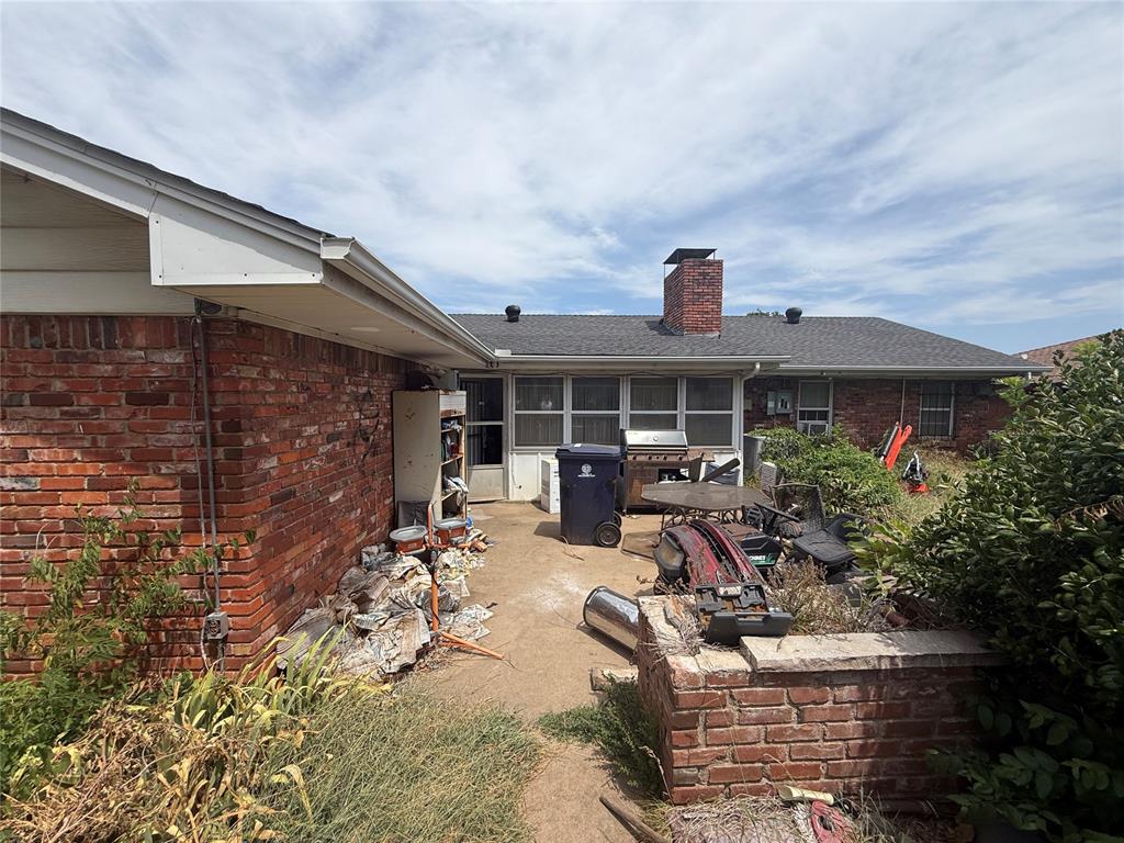 Investor special with tons of potential! This property is ready for someone with vision to bring it back to life and add value. Featuring a spacious layout, a large kitchen ,and a generously sized backyard. The home is in need of updates and repairs, making it a great opportunity for a fix-and-flip, rental, or long-term investment. Bring your ideas and make this one shine!