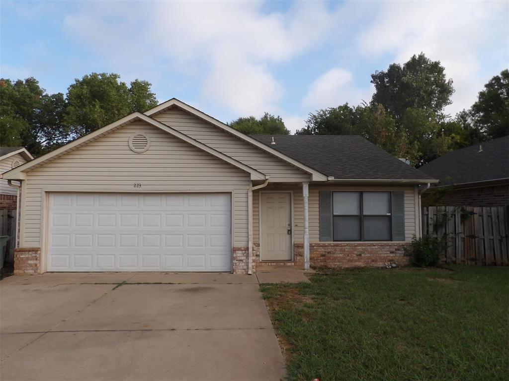 3/2/2 home Ideally located in central Edmond with a fenced backyard, attached 2-car garage, and spacious kitchen.