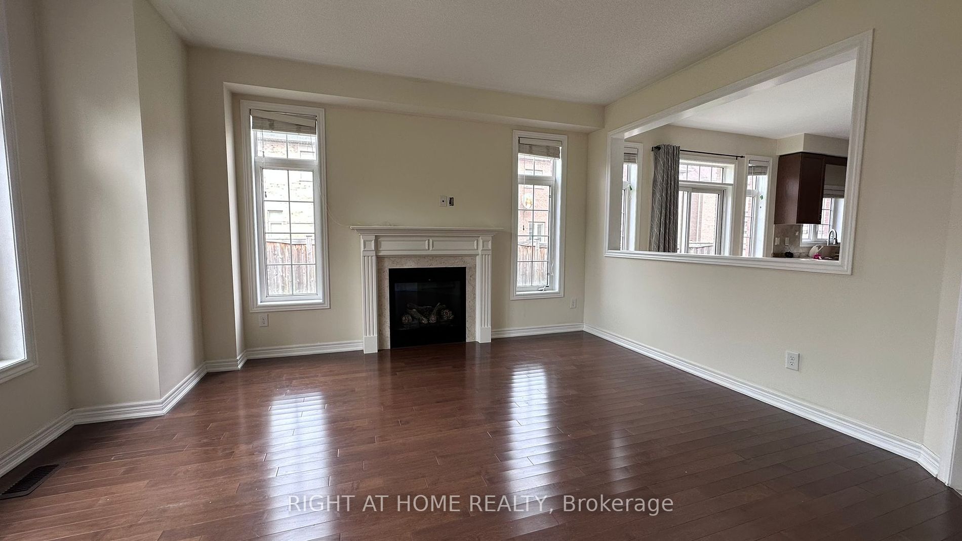 3185 Larry Cres