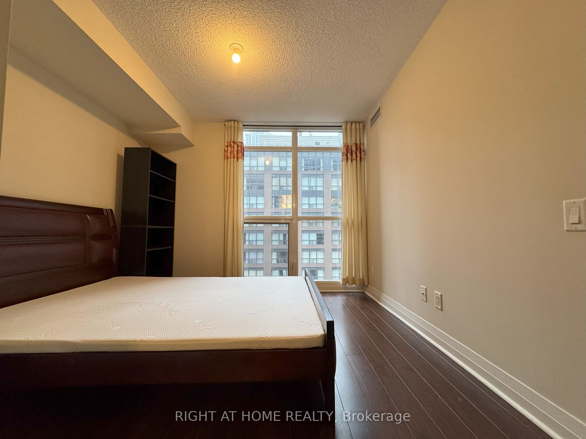 21 Carlton St 1501
