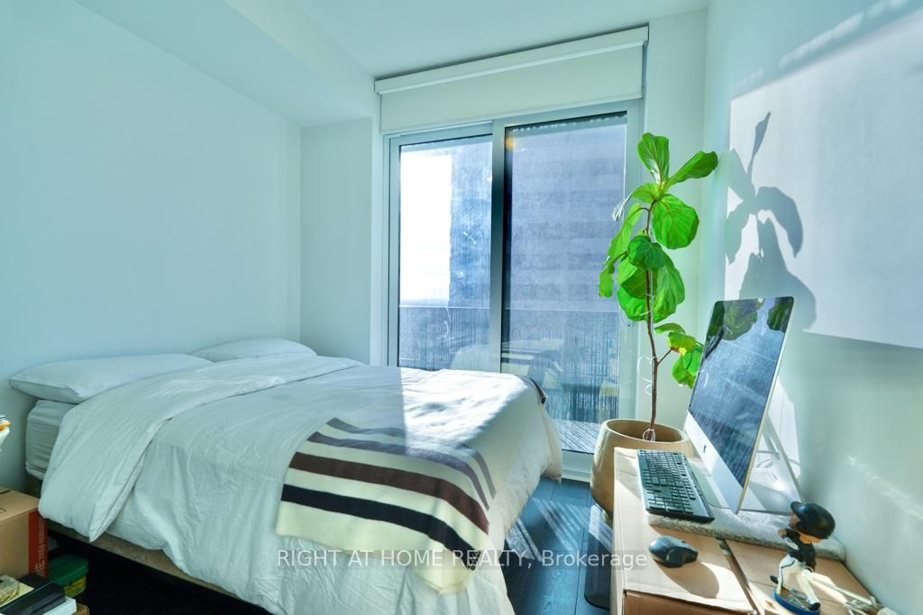 8 E Eglinton Ave 2705
