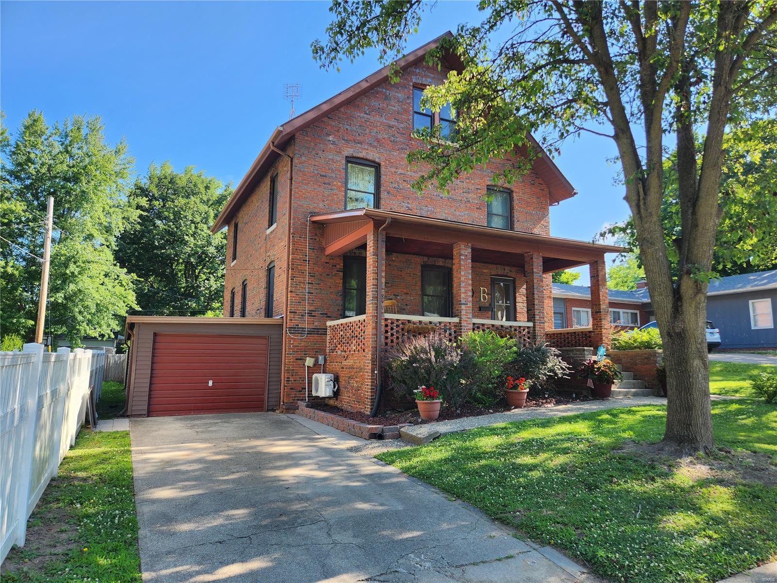 215,000 303 W Summer Street Hillsboro IL 62049 Montgomery County Realty