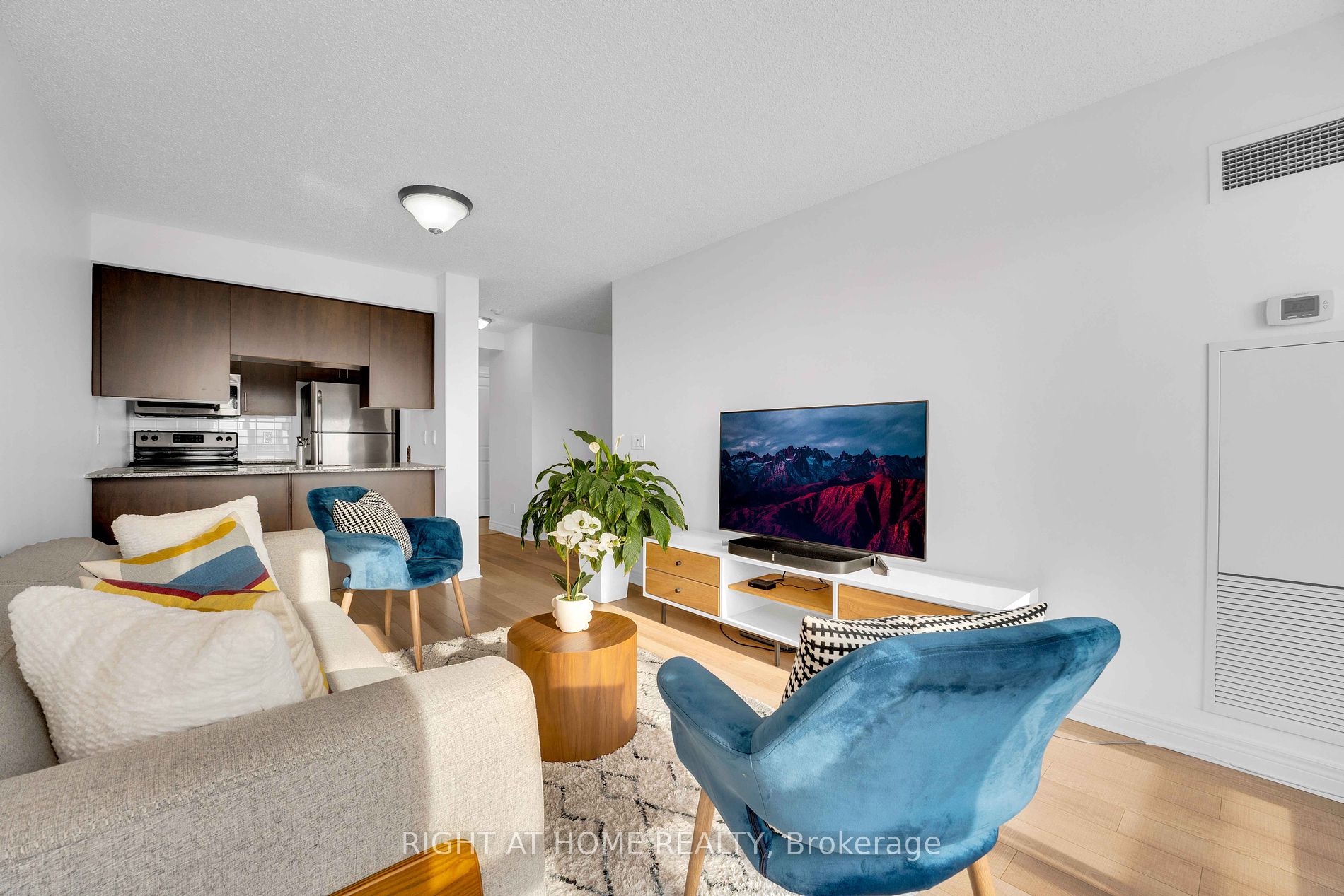 50 Town Centre Crt 1101