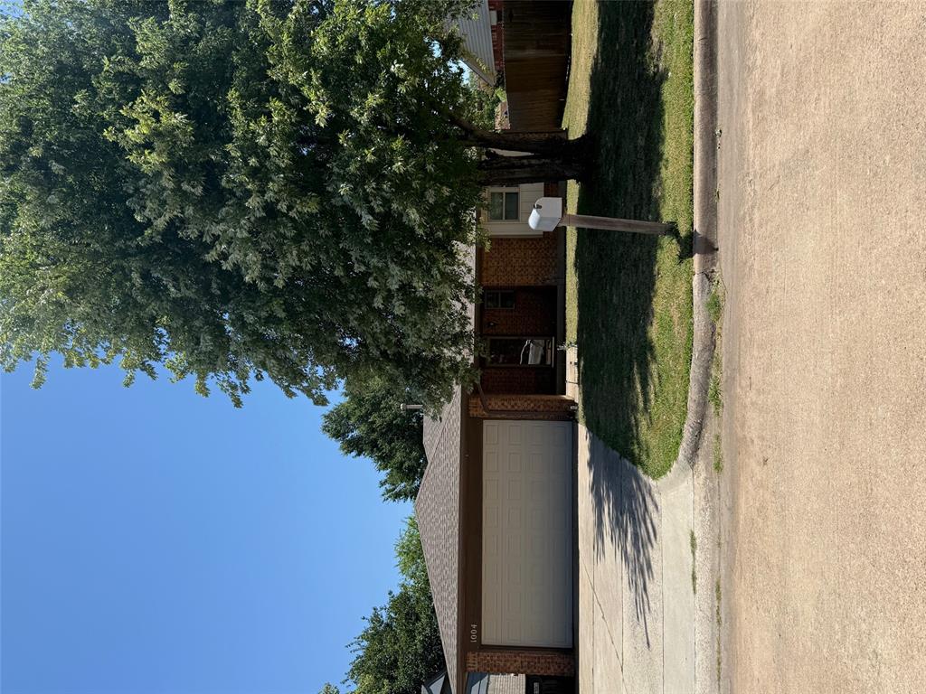 Nice home in Plaza Towers. Home is very close to Plaza Towers Elementary and close to shopping and restaurants.  Has a building in back approx 10x15.
Has 3 bedrooms, 1 1/2 baths and 2 car garage.