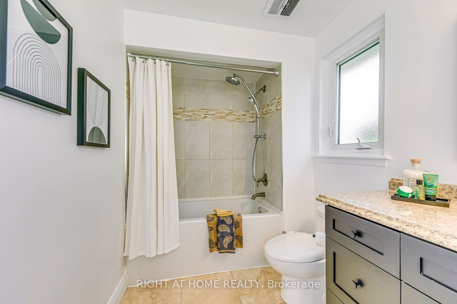 1306 Napier Cres