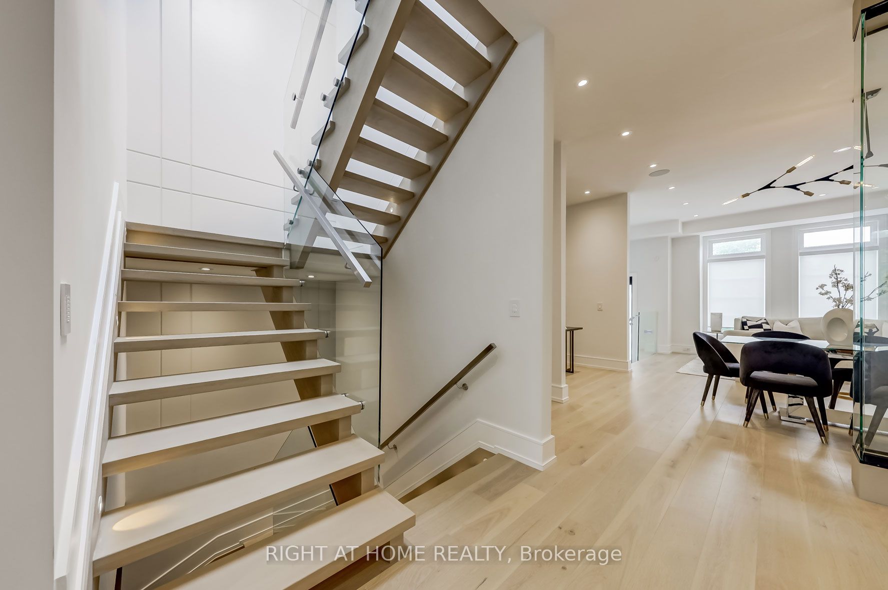 102 Parklea Dr
