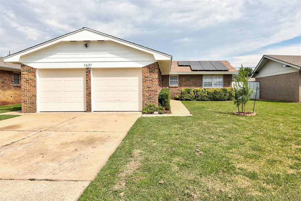 Charming 3-Bed, 2-Bath Home in the Heart of OKC!
Welcome to this beautifully remodeled 3 bedroom, 2 bathroom home with a 2-car garage, perfectly located in the heart of Oklahoma City. With a prime location close to restaurants, shopping, and just minutes from I-240 and connecting highways, this home offers both comfort and convenience.
Step inside to find modern updates throughout, including fresh paint, updated flooring, and stylish hardware that give the home a warm and inviting feel. The living area flows seamlessly into the kitchen and dining spaces, making it perfect for everyday living or entertaining guests.
The primary suite provides its own private bathroom, while two additional bedrooms offer flexibility for family, guests, or a home office. Outside, the backyard is ready for your personal touch—perfect for gatherings, gardening, or simply relaxing.
This move-in ready home is the perfect blend of style and location—don’t miss your chance to make it yours!
Seller is a licensed real estate professional license #201241.