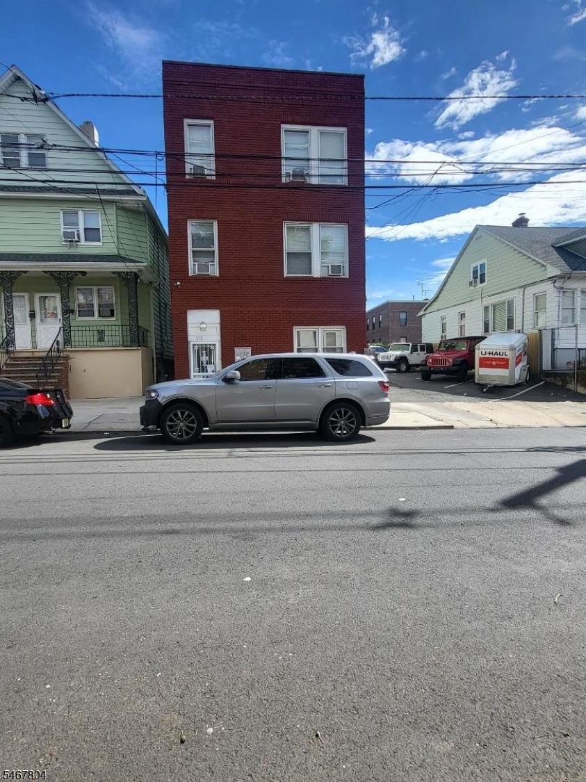 212 John St