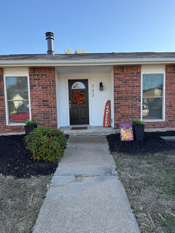 Recently updated kitchen with new granite countertops and new stainless steel appliances.  Charming 3 bed, 2 bath, 1,674 sq ft, 1 story home in Plano! Spacious living room with fireplace! Open kitchen concept. Primary suite with ensuite bathroom. Spacious backyard, great for family gatherings! Schedule your showing today!