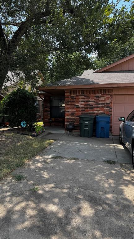 Tenant occupied.  Do not disturb tenant.  Investors inquire to make an offer on these cute 2 bed 1 bath duplexes.