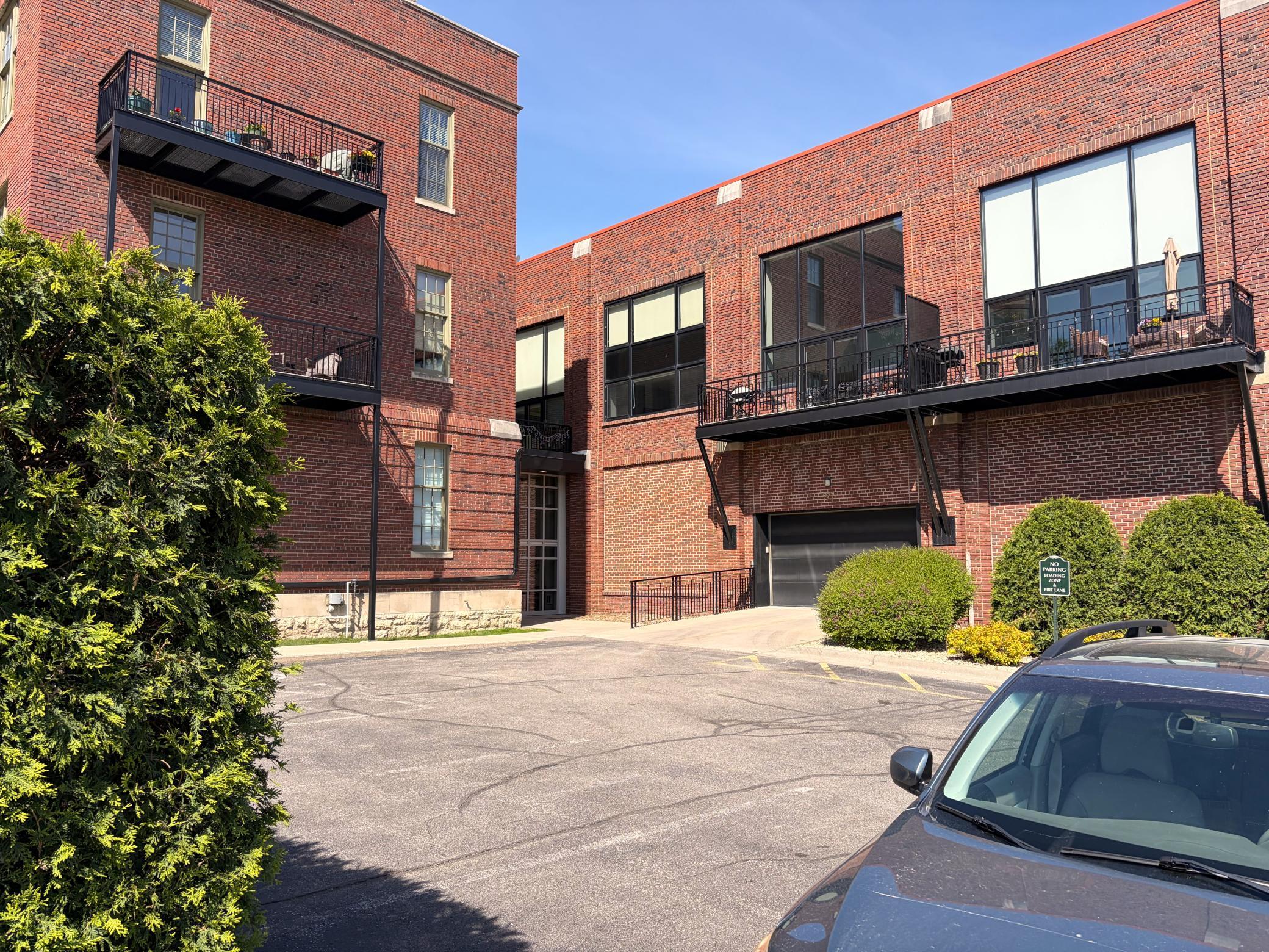 523 East Avenue 102